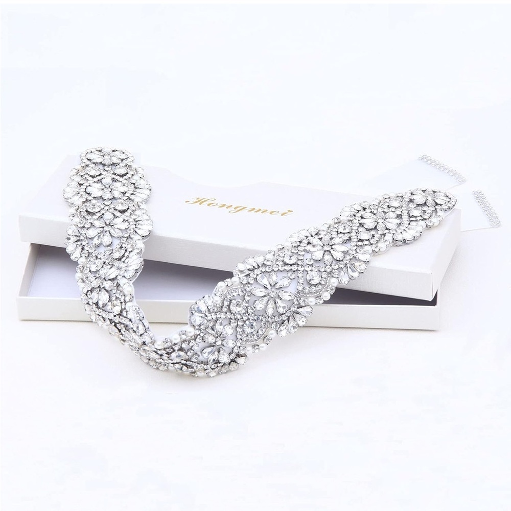 Elegant Silver Crystal Belt with Pearl Accents